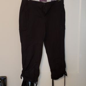 Black cropped cargo pants